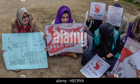 Srinagar, Jammu-et-Cachemire, en Inde. 18Th Oct 2016.Les étudiants en médecine du Cachemire tenir des pancartes lors d'une manifestation de protestation contre les massacres de civils par les forces du régime Assad' en Alep le 20 décembre 2016 à Srinagar, la capitale d'été du Cachemire sous administration indienne, en Inde. Credit : ZUMA Press, Inc./Alamy Live News Banque D'Images