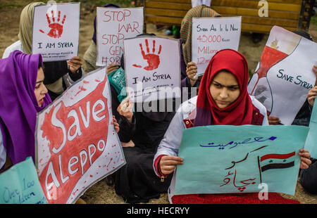 Srinagar, Jammu-et-Cachemire, en Inde. 18Th Oct 2016.Les étudiants en médecine du Cachemire tenir des pancartes lors d'une manifestation de protestation contre les massacres de civils par les forces du régime Assad' en Alep le 20 décembre 2016 à Srinagar, la capitale d'été du Cachemire sous administration indienne, en Inde. Credit : ZUMA Press, Inc./Alamy Live News Banque D'Images