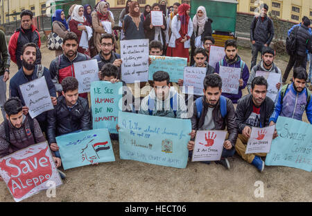 Srinagar, Jammu-et-Cachemire, en Inde. 18Th Oct 2016.Les étudiants en médecine du Cachemire tenir des pancartes lors d'une manifestation de protestation contre les massacres de civils par les forces du régime Assad' en Alep le 20 décembre 2016 à Srinagar, la capitale d'été du Cachemire sous administration indienne, en Inde. Credit : ZUMA Press, Inc./Alamy Live News Banque D'Images