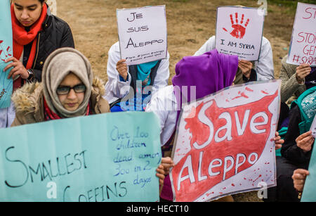 Srinagar, Jammu-et-Cachemire, en Inde. 18Th Oct 2016.Les étudiants en médecine du Cachemire tenir des pancartes lors d'une manifestation de protestation contre les massacres de civils par les forces du régime Assad' en Alep le 20 décembre 2016 à Srinagar, la capitale d'été du Cachemire sous administration indienne, en Inde. Credit : ZUMA Press, Inc./Alamy Live News Banque D'Images