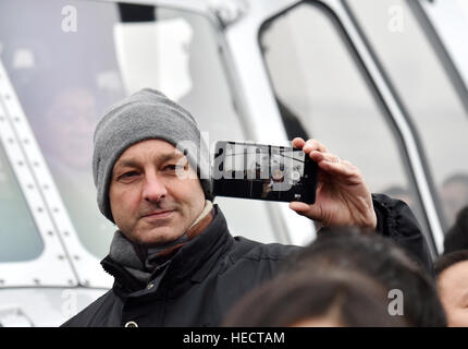 (161220) -- HARBIN, 20 décembre 2016 (Xinhua) -- un étranger membre de l'équipe de développement de l'AC352 hélicoptère civil selfies prend un devant l'hélicoptère à Harbin, au nord-est de la province de la Chine, le 20 décembre 2016. Le nouvel hélicoptère civil chinois a effectué son premier vol le mardi, marquant un nouveau développement dans l'industrie de l'hélicoptère, l'Aviation Industry Corporation of China (AVIC) dit. L'AC352 hélicoptère civil est un hélicoptère bimoteur avec un 7,5 tonnes de masse maximale au décollage, et est capable de supporter jusqu'à 16 passagers. (Xinhua/Li Il) (WX) Banque D'Images