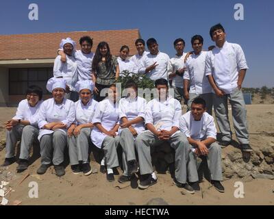 Lima, Pérou. 21 Nov, 2016. Les étudiants de l'année posent devant l'école culinaire Pachacutec à Lima, Pérou, le 21 novembre 2016. Lima est considérée comme la capitale culinaire de l'Amérique du Sud par beaucoup. Un péruvien et un chef d'origine allemande, sont considérés comme une grande réussite dans leur industrie. Gaston Acurio et Astrid Gutsche recrutent des jeunes de la sphère des pauvres Photo : Georg Ismar/dpa/Alamy Live News Banque D'Images