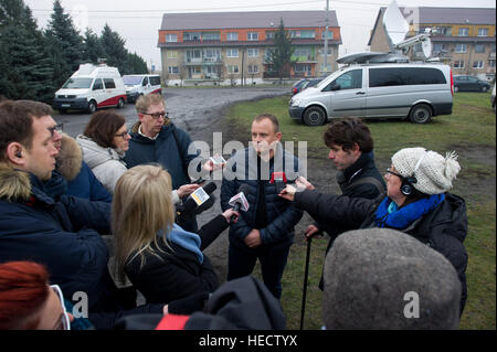 Sobiemysl, Pologne. 18Th Oct, 2016. La propriétaire d'une compagnie d'affretement Ariel Zurawski parle aux journalistes dans Sobiemysl, Pologne, 20 décembre 2016. Un inconnu a utilisé un poids lourd appartenant à l'entreprise de Zurawski pour attaquer un marché de Noël à Berlin, Allemagne le lundi soir (du 19.12.16). Dpa : Crédit photo alliance/Alamy Live News Banque D'Images