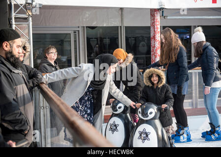 Les familles et les enfants s'amuser sur une patinoire, Birmingham Banque D'Images