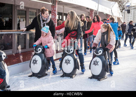 Les familles et les enfants s'amuser sur une patinoire, Birmingham Banque D'Images