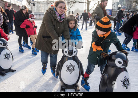 Les familles et les enfants s'amuser sur une patinoire, Birmingham Banque D'Images