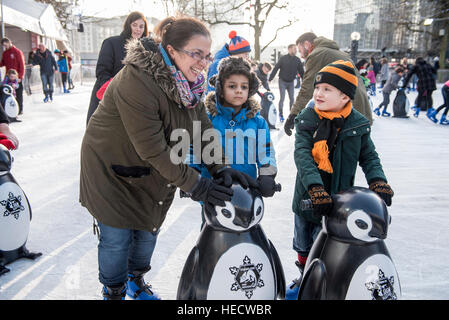 Les familles et les enfants s'amuser sur une patinoire, Birmingham Banque D'Images