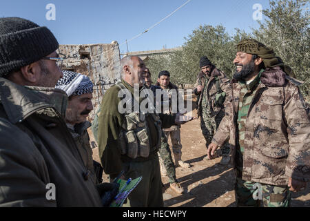 La Syrie. Dec 19, 2016. Aller à RAQQA - 19/12/2016 - Syrie/Rojava - SYRIE/ROJAVA KHR/JIHESH - le PARI AL peloton GPJ vient de libérer le village de ISIS, ce lieu n'est pas loin de Raqqa. Faran Abou Asker (droite) est le chef de la brigade. - Chris Huby/Le Pictorium © Le Pictorium/Alamy Live News Banque D'Images