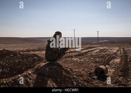 La Syrie. Dec 19, 2016. Aller à RAQQA - 19/12/2016 - Syrie/Rojava - SYRIE/ROJAVA GPJ un sous-sol non loin de Raqqa. Une femme soldat est à la recherche de surveillance. - Chris Huby/Le Pictorium © Le Pictorium/Alamy Live News Banque D'Images