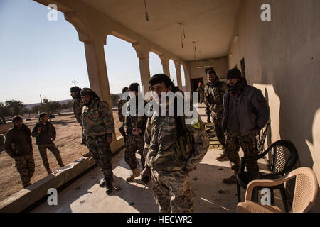 La Syrie. Dec 19, 2016. Aller à RAQQA - 19/12/2016 - Syrie/Rojava - SYRIE/ROJAVA / ELLE BÜCHER village - un peloton de GPJ - le peloton de GPJ vient de libérer le village de ISIS, ce lieu n'est pas loin de Raqqa. - Chris Huby/Le Pictorium © Le Pictorium/Alamy Live News Banque D'Images