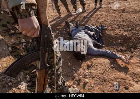 La Syrie. Dec 19, 2016. Aller à RAQQA - 19/12/2016 - Syrie/Rojava - SYRIE/ROJAVA / ELLE BÜCHER village - un corps mort d'un membre d'ISIS - le peloton de GPJ vient de libérer le village de ISIS, ce lieu n'est pas loin de Raqqa. - Chris Huby/Le Pictorium © Le Pictorium/Alamy Live News Banque D'Images