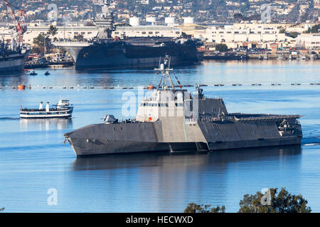 Le navire de combat littoral USS Montgomery manœuvre à travers la baie de San Diego Banque D'Images