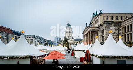 Berlin, Allemagne, le 20 décembre, 2016. Weihnachtszauber marché à la Gendarmenmarkt. Marché de Noël au centre de Berlin est fermé comme un acte de solidarité pour les victimes de l'attaque terroriste à Breitscheidplatz le 19 décembre. Bailey-Cooper Photo Photography/Alamy Live News Banque D'Images