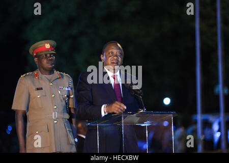 Nairobi, Kenya. 18Th Oct, 2016. Le Président kenyan Uhuru Kenyatta (avant) parle avant et feux d'artifice qui célèbre le prochain Noël au Dubai International Convention Centre (KICC) à Nairobi, capitale du Kenya, le 20 décembre, 2016. © Pan Siwei/Xinhua/Alamy Live News Banque D'Images