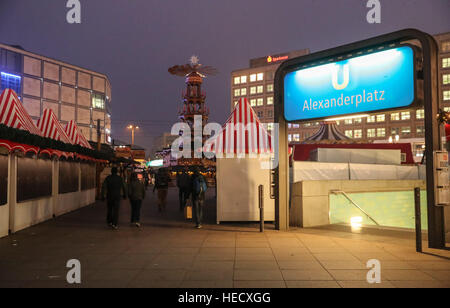 Berlin, Allemagne. 18Th Oct, 2016. Les gens passent devant le marché de Noël à l'Alexanderplatz à Berlin, capitale de l'Allemagne, le 20 décembre, 2016. Plusieurs marchés de Noël à Berlin ont été fermées en raison de préoccupations de sécurité après l'attaque qui a fait au moins 12 morts et de nombreux blessés. © Shan Yuqi/Xinhua/Alamy Live News Banque D'Images