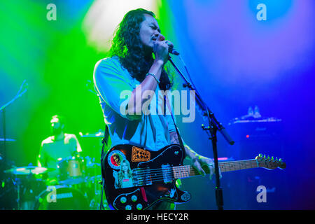 O2 Shepherd's Bush Empire, London, UK, 20 décembre 2016, Dougy Mandagi de The Temper Trap, The Temper Trap sur leur 'Quartier' tour, © Richard Soans/Alamy Live News Banque D'Images