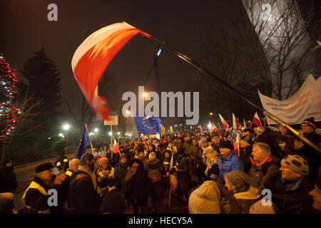 Varsovie, Pologne. 18Th Oct, 2016. Polish et drapeaux de l'UE ont brandi par les manifestants lors de la manifestation de la défense de la démocratie et de la liberté d'expression devant le parlement à Varsovie, Pologne le 20 décembre 2016. Credit : Marcin Jamkowski/Aventure Photos/Alamy Live News Banque D'Images