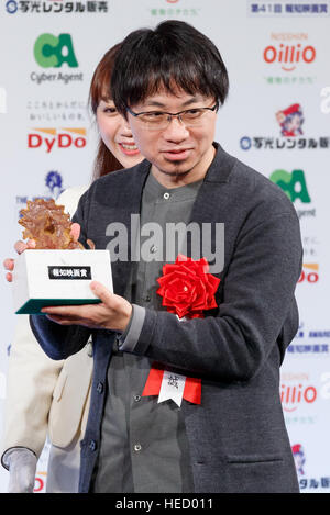 Directeur Makoto Shinkai reçoit le Prix spécial au cours de la 41e Hochi Film Awards cérémonie le 20 décembre 2016, Tokyo, Japon. Le Hochi Film Awards sont des prix annuels d'excellence dans le cinéma, décerné par le journal japonais Hochi Sports depuis 1976. © Rodrigo Reyes Marin/AFLO/Alamy Live News Banque D'Images