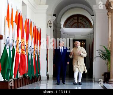 Le Premier Ministre indien Narendra Modi Président Almazbek Atambayev Kirghizistan escortes à Hyderabad House 20 décembre 2016 à New Delhi, en Inde. Banque D'Images