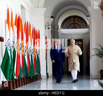 Le Premier Ministre indien Narendra Modi Président Almazbek Atambayev Kirghizistan escortes à Hyderabad House 20 décembre 2016 à New Delhi, en Inde. Banque D'Images