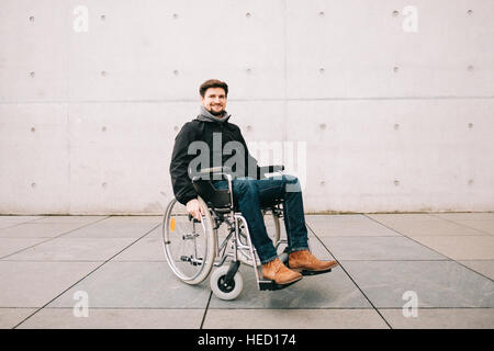 Berlin, Allemagne. 23 Nov, 2016. Un homme avec un fauteuil roulant en face de mur. Berlin 24.11.2016. Photo : Photo de l'alliance/Robert Schlesinger (situation) | dans le monde d'utilisation/dpa/Alamy Live News Banque D'Images