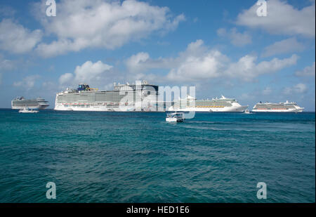 Quatre grands navires de croisière, de gauche à droite, le P&O L'Azura, qui transporte 3 100 passagers et 1 250 membres d'équipage, le Norwegian Epic, qui transporte 4 100 passagers et 1 724 membres d'équipage ; le Royal Caribbean Freedom of the Seas, qui transporte 4 515 passagers et 1 360 membres d'équipage, et la réflexion de célébrité, qui transporte 3 609 passagers et 1271 membres d'équipage, sont alignés dans le port de George Town, Grand Cayman, îles Caïmans le mardi 20 décembre 2016. Les plus petites embarcations sont les offres qu'au transport des passagers d'avant en arrière pour l'île. Credit : Ron Sachs / CNP /MediaPunch Banque D'Images