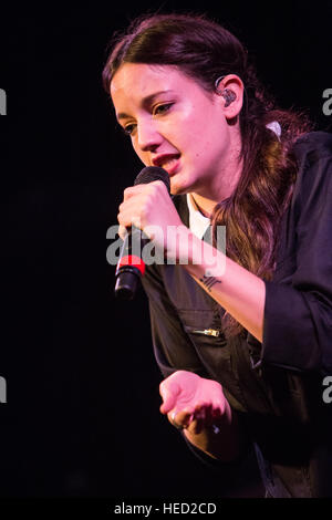 Milan, Italie. 18Th Oct, 2016. Le chanteur-compositeur pop française Jeanne Galice connu sur scène comme JAIN effectue sur scène à tunnel pour présenter son premier album "Zanaka' © Rodolfo Sassano/Alamy Live News Banque D'Images