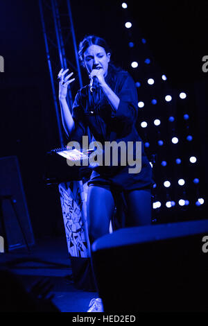 Milan, Italie. 18Th Oct, 2016. Le chanteur-compositeur pop française Jeanne Galice connu sur scène comme JAIN effectue sur scène à tunnel pour présenter son premier album "Zanaka' © Rodolfo Sassano/Alamy Live News Banque D'Images