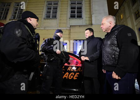 Prague, République tchèque. Dec 21, 2016. Le ministre de l'Intérieur, Milan Chovanec, droite, et la Police Le Président Tomas Tuhy, deuxième à partir de la droite, inspection des policiers lourdement armés alors qu'ils patrouillent à Prague, en République tchèque, le mercredi 21 décembre 2016, après un camion couru dans la foule du marché du lundi et tué plusieurs personnes à Berlin, Allemagne. © Roman Vondrous/CTK Photo/Alamy Live News Banque D'Images