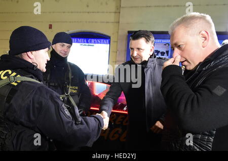 Prague, République tchèque. Dec 21, 2016. Le ministre de l'Intérieur, Milan Chovanec, droite, et la Police Le Président Tomas Tuhy, deuxième à partir de la droite, inspection des policiers lourdement armés alors qu'ils patrouillent à Prague, en République tchèque, le mercredi 21 décembre 2016, après un camion couru dans la foule du marché du lundi et tué plusieurs personnes à Berlin, Allemagne. © Roman Vondrous/CTK Photo/Alamy Live News Banque D'Images