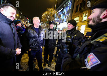 Prague, République tchèque. Dec 21, 2016. Le ministre de l'Intérieur, Milan Chovanec, deuxième à gauche, et le président de la Police Tomas Tuhy, gauche, inspection des policiers lourdement armés alors qu'ils patrouillent à Prague, en République tchèque, le mercredi 21 décembre 2016, après un camion couru dans la foule du marché du lundi et tué plusieurs personnes à Berlin, Allemagne. © Roman Vondrous/CTK Photo/Alamy Live News Banque D'Images