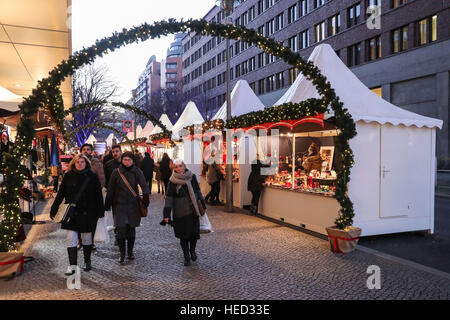 Berlin, Allemagne. Dec 21, 2016. Les gens se promener dans le marché de Noël a réouvert à la Potsdamer Platz à Berlin, capitale de l'Allemagne, le 21 décembre 2016. Plusieurs marchés de Noël à Berlin sont fermées en raison de problèmes de sécurité, ont été rouverts le mardi, mercredi. © Shan Yuqi/Xinhua/Alamy Live News Banque D'Images