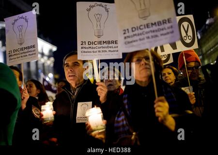 Madrid, Espagne. Dec 21, 2016. Manifestation contre les coupures de lumière à Madrid le mercredi 21 décembre 2016 Crédit : Gtres información más Comuniación on line,S.L./Alamy Live News Banque D'Images