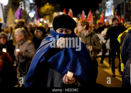 Madrid, Espagne. Dec 21, 2016. Manifestation contre les coupures de lumière à Madrid le mercredi 21 décembre 2016 Crédit : Gtres información más Comuniación on line,S.L./Alamy Live News Banque D'Images