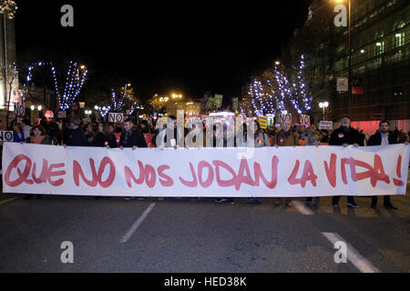 Madrid, Espagne. Dec 21, 2016. Manifestation contre les coupures de lumière à Madrid le mercredi 21 décembre 2016 Crédit : Gtres información más Comuniación on line,S.L./Alamy Live News Banque D'Images