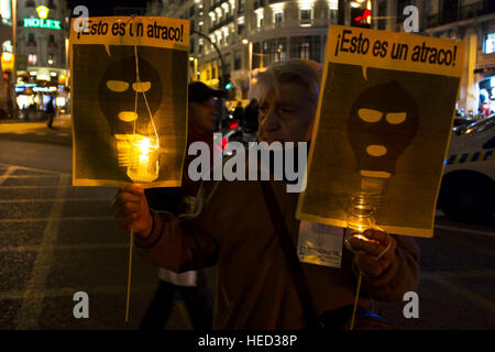 Madrid, Espagne. Dec 21, 2016. Manifestation contre les coupures de lumière à Madrid le mercredi 21 décembre 2016 Crédit : Gtres información más Comuniación on line,S.L./Alamy Live News Banque D'Images