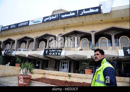(161221) -- Alep (Syrie), 21 décembre 2016 (Xinhua) -- les travailleurs syriens sont à l'aéroport international d'Alep, Syrie du nord, le 21 décembre 2016. Officielle syrienne a déclaré mercredi que l'aéroport international de la ville du nord d'Alep sera remis en service rapidement, après les forces de l'armée reprirent les zones tenues par les rebelles dans la partie est de la ville. (Xinhua/Ammar Safarjalani) Banque D'Images