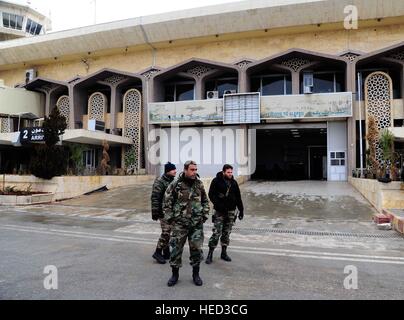 (161221) -- Alep (Syrie), 21 décembre 2016 (Xinhua) -- Des soldats syriens sont vus à l'aéroport international d'Alep, Syrie du nord, le 21 décembre 2016. Officielle syrienne a déclaré mercredi que l'aéroport international de la ville du nord d'Alep sera remis en service rapidement, après les forces de l'armée reprirent les zones tenues par les rebelles dans la partie est de la ville. (Xinhua/Ammar Safarjalani) Banque D'Images
