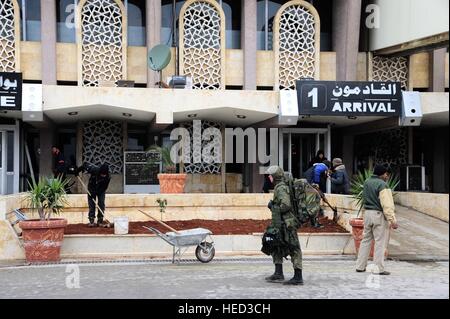 (161221) -- Alep (Syrie), 21 décembre 2016 (Xinhua) -- Un soldat russe marche à l'aéroport international d'Alep, Syrie du nord, le 21 décembre 2016. Officielle syrienne a déclaré mercredi que l'aéroport international de la ville du nord d'Alep sera remis en service rapidement, après les forces de l'armée reprirent les zones tenues par les rebelles dans la partie est de la ville. (Xinhua/Ammar Safarjalani) Banque D'Images