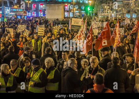 Madrid, Espagne. 21 décembre 2016. Des milliers de manifestants à Madrid pour protester contre les coupures de lumière. Autour de 7 millions de personnes en Espagne ont des difficultés à payer la lumière électrique et plus de cinq millions de dollars n'aura pas chauffage cet hiver. Chaque année meurent en Espagne plus de gens pour manque d'approvisionnements en électricité que les accidents de voiture tous les gens dans cette démonstration ont des slogans tel que "pas plus de lumière coupe' Credit : Alberto Ramírez Sibaja/Alamy Live News Banque D'Images