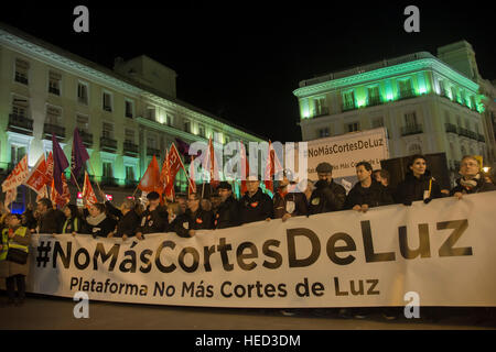 Madrid, Espagne. 21 décembre 2016. Des milliers de manifestants à Madrid pour protester contre les coupures de lumière. Autour de 7 millions de personnes en Espagne ont des difficultés à payer la lumière électrique et plus de cinq millions de dollars n'aura pas chauffage cet hiver. Chaque année meurent en Espagne plus de gens pour manque d'approvisionnements en électricité que les accidents de voiture tous les gens dans cette démonstration ont des slogans tel que "pas plus de lumière", dans l'image les manifestants de la puerta del sol madrid Crédit : Alberto Ramírez Sibaja/Alamy Live News Banque D'Images