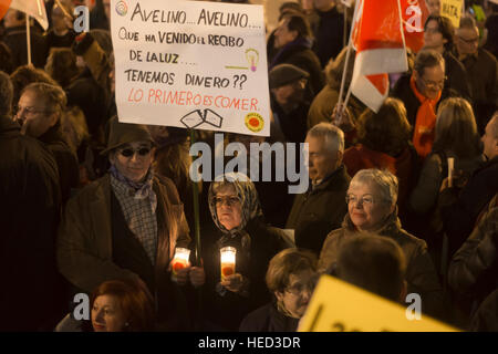 Madrid, Espagne. 21 décembre 2016. Des milliers de manifestants à Madrid pour protester contre les coupures de lumière. Autour de 7 millions de personnes en Espagne ont des difficultés à payer la lumière électrique et plus de cinq millions de dollars n'aura pas chauffage cet hiver. Chaque année meurent en Espagne plus de gens pour manque d'approvisionnements en électricité que les accidents de voiture tous les gens dans cette démonstration ont des slogans tel que "pas plus de lumière". Dans l'image d'un couple avec un écriteau "Avelino, Avelino il arrive la lumière reçu. mais d'abord il nous faut d'abord manger ! Credit : Alberto Ramírez Sibaja/Alamy Live News Banque D'Images