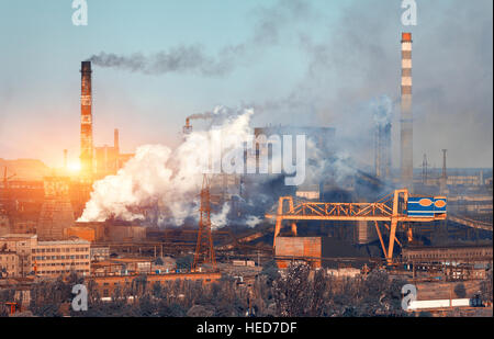 Usine de métallurgie en Ukraine au coucher du soleil. L'usine d'acier avec le smog. Tuyaux de fumée. L'industrie lourde usine sidérurgique usine. Plante Banque D'Images