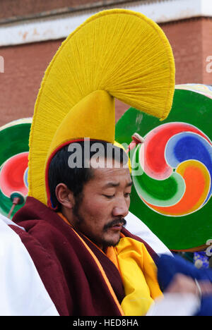 Xiahe : chapeau jaune, moine du monastère tibétain de Labrang le Monlam Festival ; danse Cham (masquerade) ; Excile de moines, Tibet, Gansu, Chine Banque D'Images