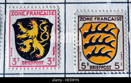 Timbres de la zone occupée française d'ALLEMAGNE APRÈS LA SECONDE GUERRE MONDIALE, avec les armoiries de Rhénanie-Palatinat (L) et Wurttemburg (R) Banque D'Images