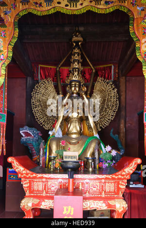 Taihuai : Wutai Shan, l'une des quatre montagnes sacrées du bouddhisme en Chine ; Temple Xiantong ; Manjusri Hall ; 1000-armé Manjusri, Shanxi, Chine statue Banque D'Images