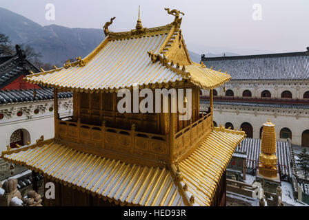 Taihuai : Wutai Shan, l'une des quatre montagnes sacrées du bouddhisme en Chine ; Temple Xiantong ; Bronze hall, Shanxi, Chine Banque D'Images