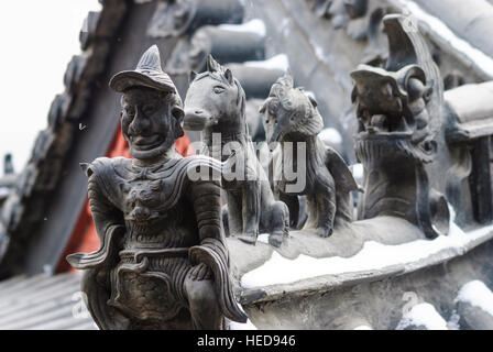 Taihuai : Wutai Shan, l'une des quatre montagnes sacrées du bouddhisme en Chine ; Temple Xiantong ; chiffres garde du toit, Shanxi, Chine Banque D'Images