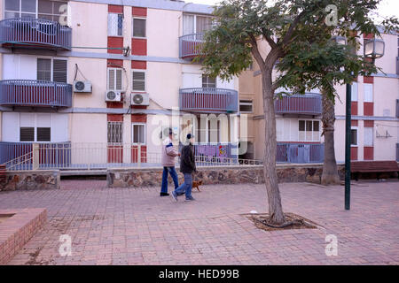 Scène de rue à la ville de Yeruham dans le désert du Neguev dans le sud d'Israël. Banque D'Images