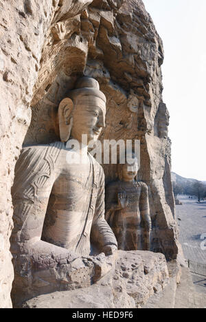 Grottes de Yungang : Datong grotte ; 20 ; 14m de hauteur assis Bouddha Sakyamuni, flanqué d'un bodhisattva debout, Shanxi, Chine Banque D'Images